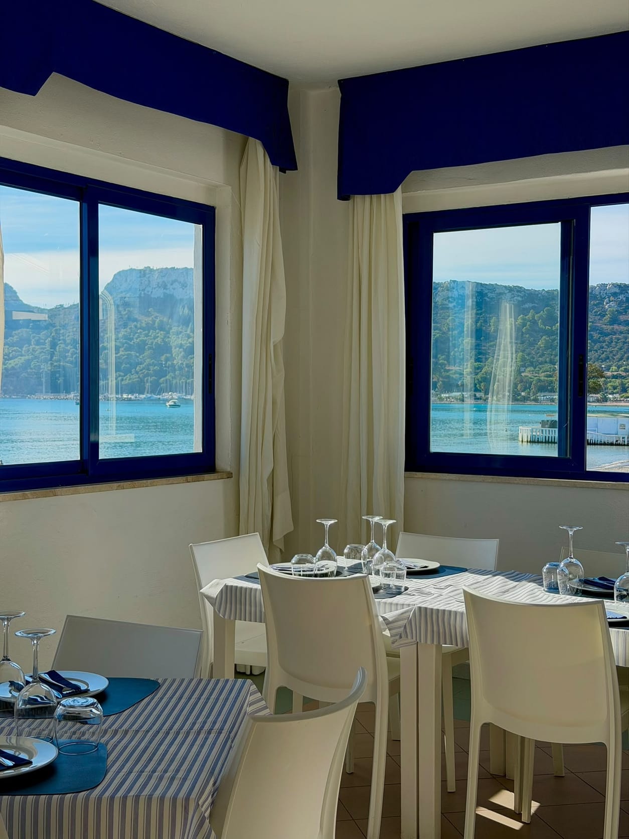 Angolo della sala con due finestre affacciate sul mare