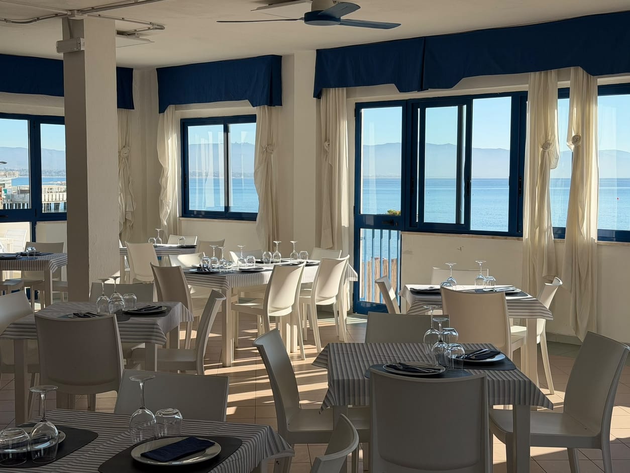 Sala del ristorante con vista sul mare