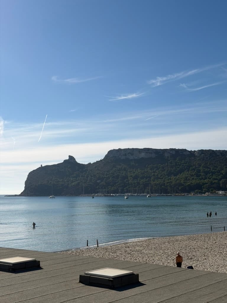 Il mare calmo e la Sella del Diavolo visti dal lungomare